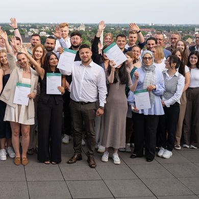 Gruppenbild der Absolvent:innen der Bachelor- und Masterstudieng&auml;nge Bauingenieurwesen und Umwelttechnik auf der Dachterasse. Foto: HSB / Louisa Windbrake