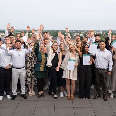 Gruppenbild der Absolvent:innen der Bachelor- und Masterstudiengänge Bauingenieurwesen und Umwelttechnik auf der Dachterasse. Foto: HSB / Louisa Windbrake