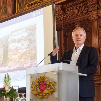 Prof. Thomas Pawlik auf Rednerbühne