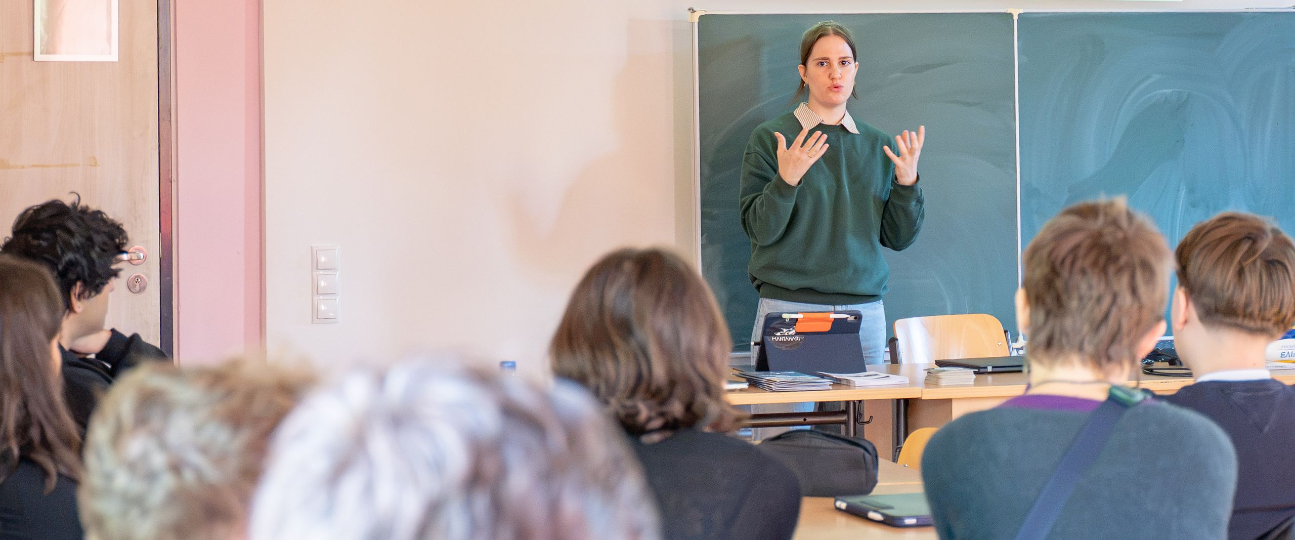 Viktoria Kathrin Janke speaks to a school class about the opportunities and challenges presented by care technologies in care homes