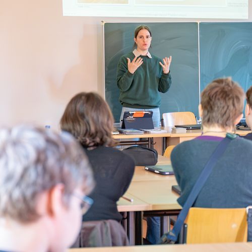 Viktoria Kathrin Janke speaks to a school class about the opportunities and challenges presented by care technologies in care homes