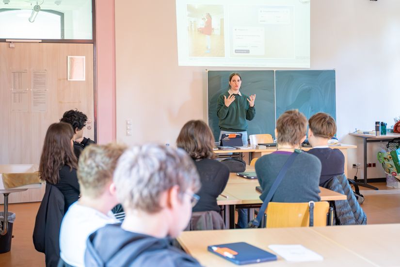 Viktoria Kathrin Janke speaks to a school class about the opportunities and challenges presented by care technologies in care homes