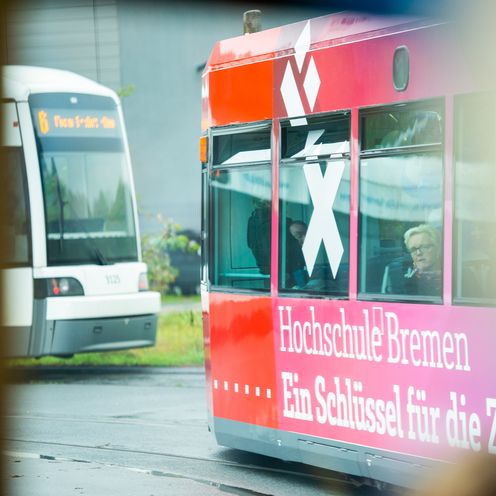 Zwei Wagen der Bremer Stra&szlig;enbahn, eine davon mit Logo der Hochschule Bremen.