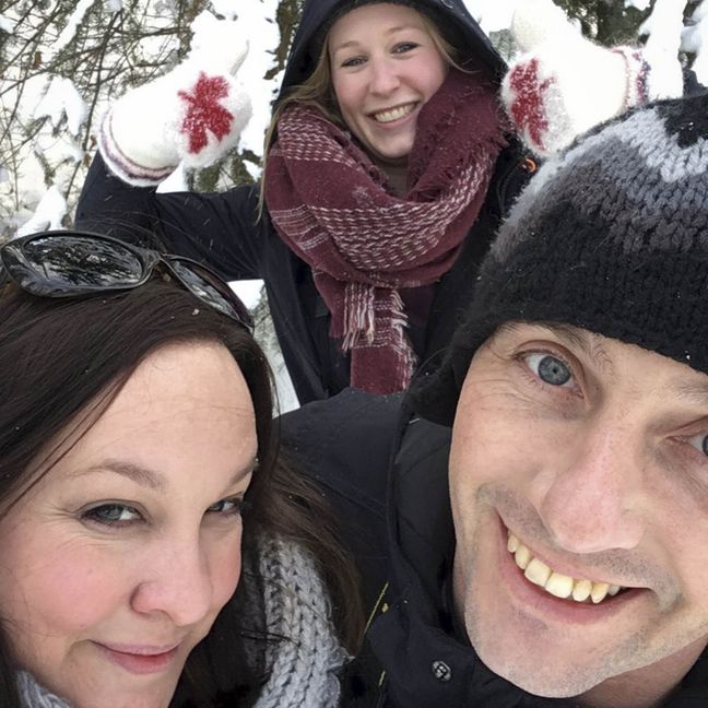 Elisa M. Auslandssemester Gruppenfoto von drei Personen im Schnee