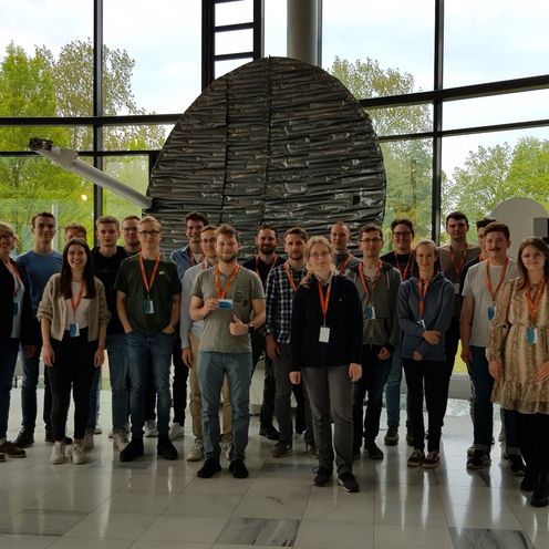 Gruppen von Studierenden bei Exkursion zu OHB