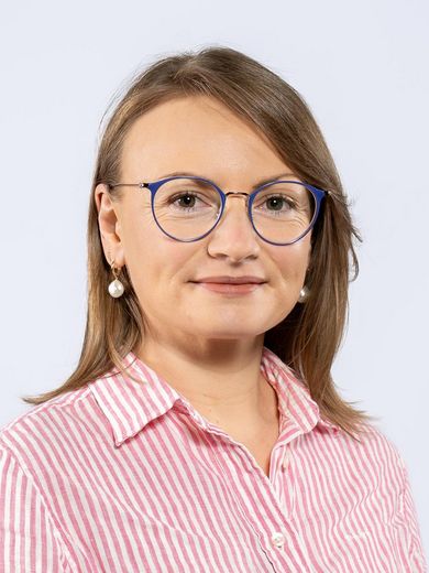 Auf dem Foto ist Jessica Mandow zusehen. Sie hat dunkelblondes, schulterlanges Haar. Sie tr&auml;gt eine Brille und eine rot-wei&szlig; gestreifte Bluse. 