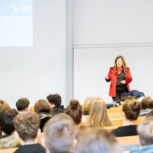 Professorin Mechthild Schrooten h&auml;lt einen Vortrag vor Studieninteressierten im H&ouml;rsaal.