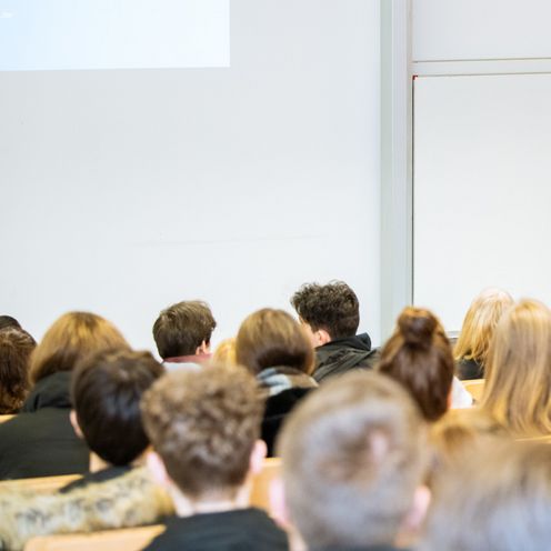 Professorin Mechthild Schrooten h&auml;lt einen Vortrag vor Studieninteressierten im H&ouml;rsaal.