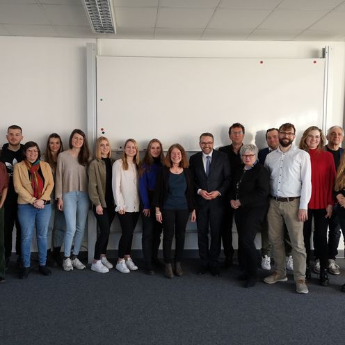 Gruppenbild mit M&auml;nnern und Frauen