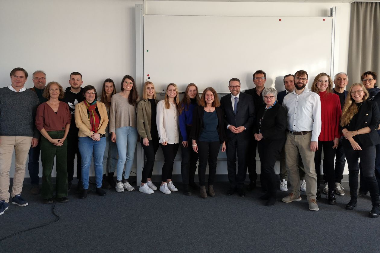 Gruppenbild mit M&auml;nnern und Frauen