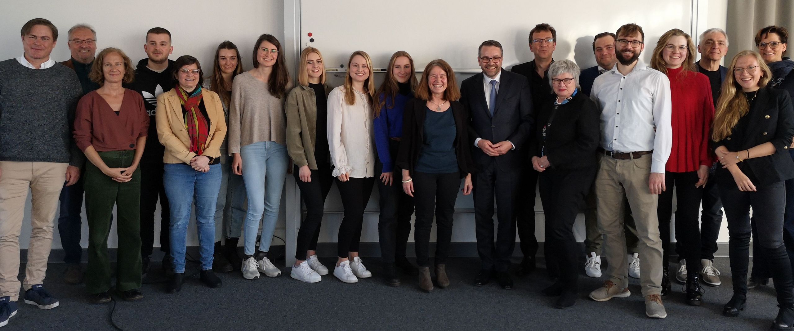 Gruppenbild mit Männern und Frauen