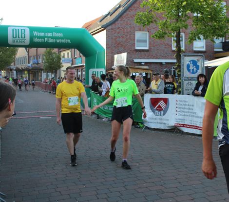 Zwei Läufer klatschen sich ab, nachdem sie das Ziel durchquert haben