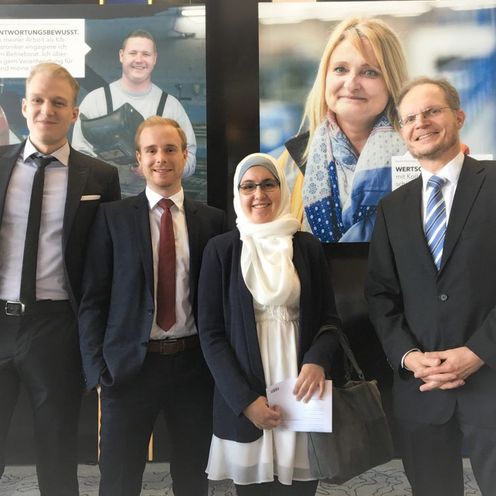 Eine Gruppe Exkursionsteilnehmer:innen mit Prof. Dr. Ralf Schlemminger.