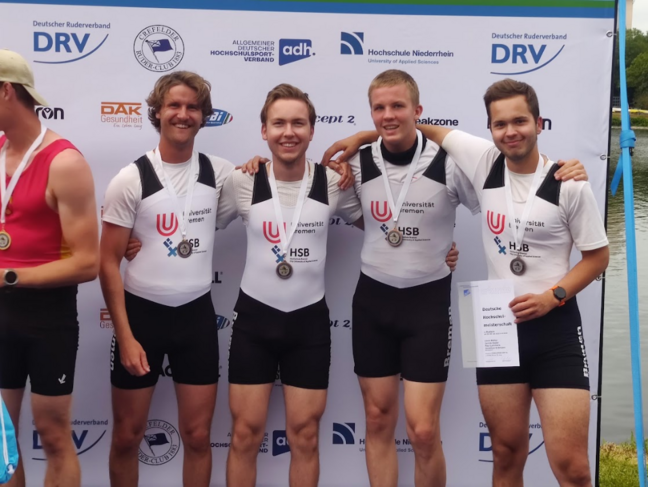 Vier Studierende vom M&auml;nner Doppelvierer sind w&auml;hrend der Siegerehrung bei Deutschen Hochschulmeisterschaft Rudern 2025 zu sehen. 