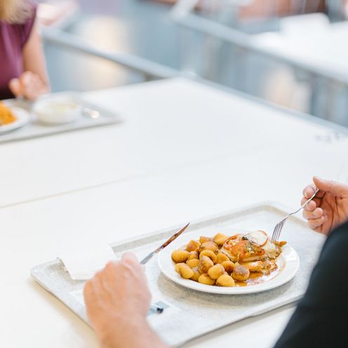 Zwei Personen essen in der Mensa auf dem Campus Neustadtswall.