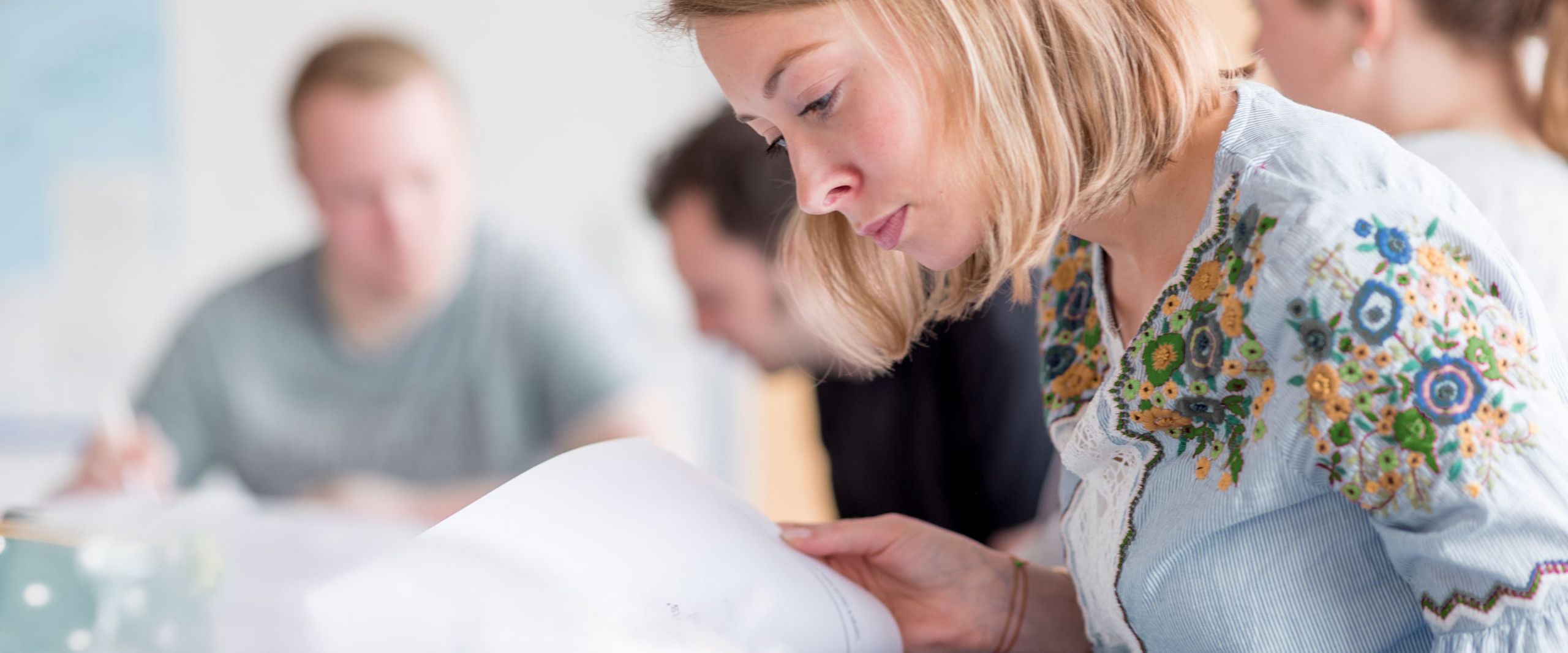 Studentin mit Taschenrechner in einer Lehrsituation