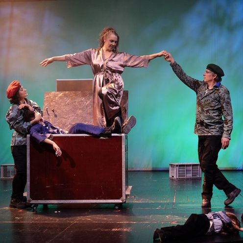 Theatersezene auf einer B&uuml;hne mit drei Personen