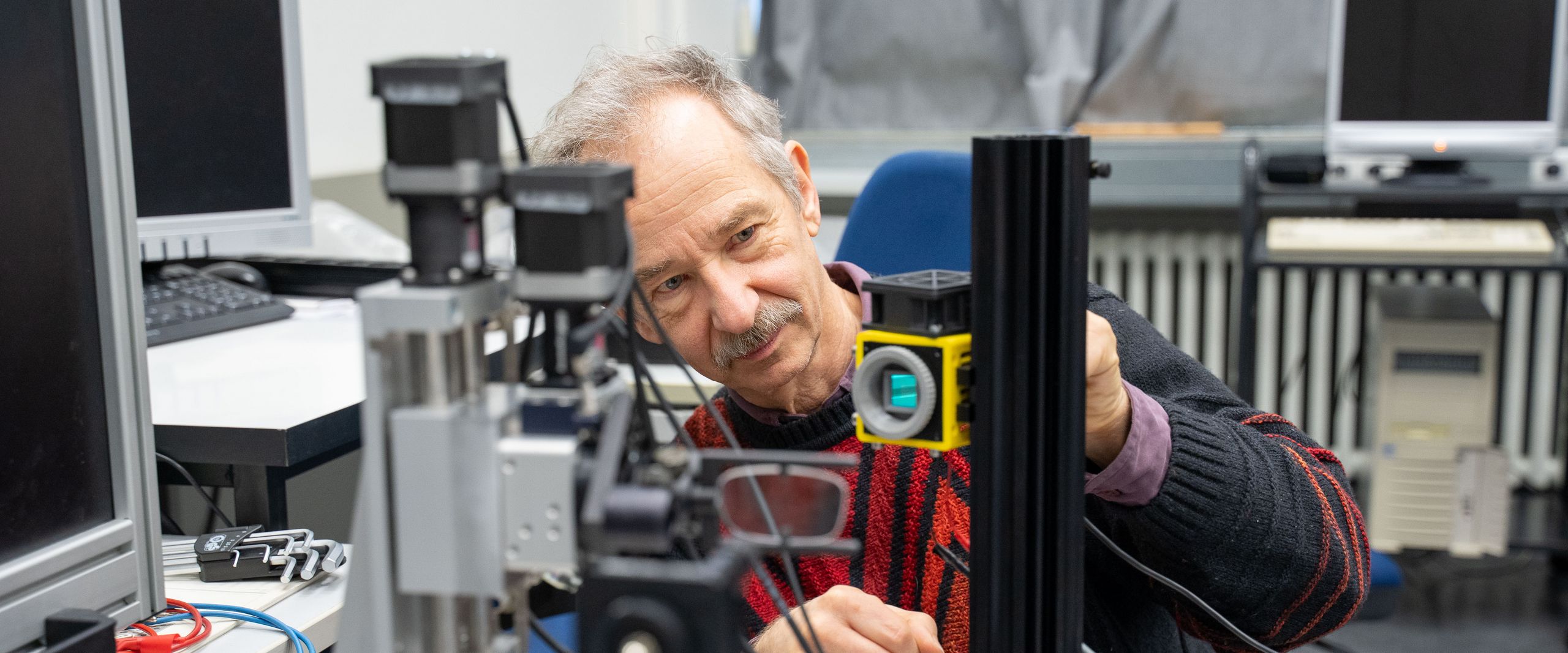 Mann sitzt an Messger&auml;t