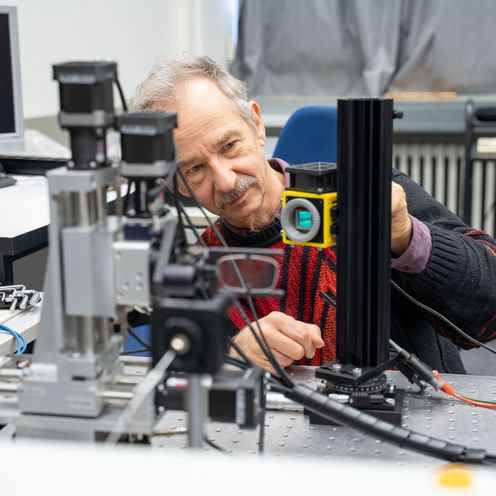 Mann sitzt an Messger&auml;t