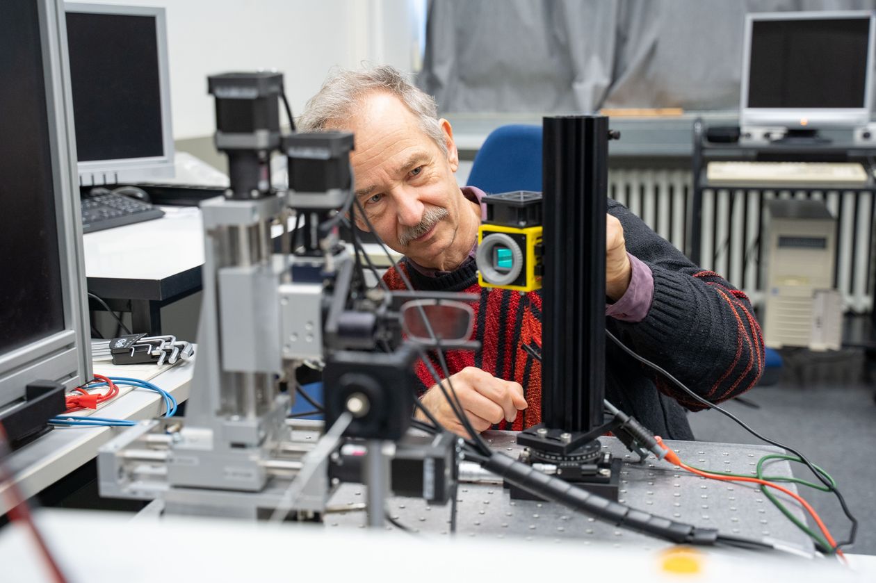 Mann sitzt an Messger&auml;t