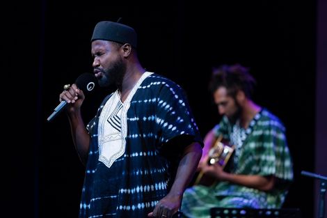 Auftritt von Elom20ce, Kongo, in Begleitung von Kofi, Frankreich, bei Poetry on the road 2022.