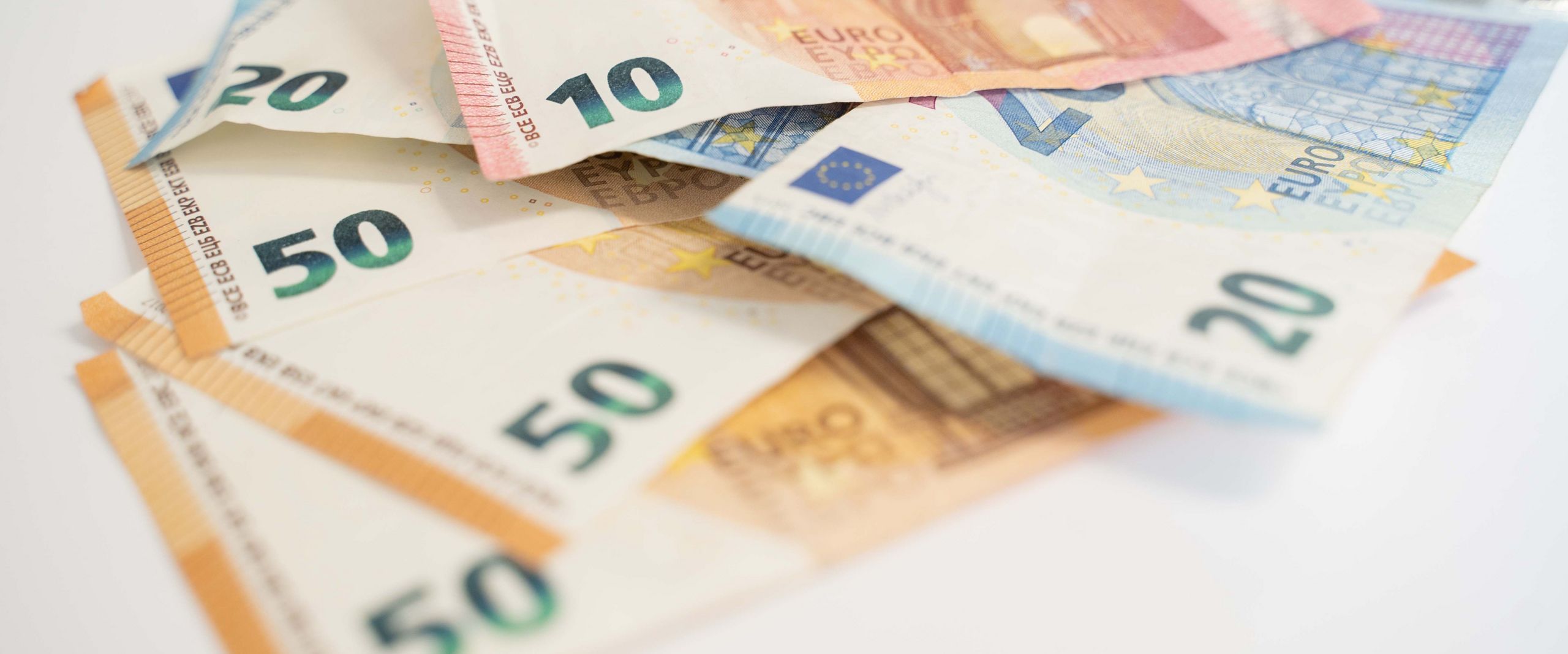 Euroscheine liegen aufeinander, insgesamt 200 Euro