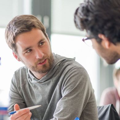 Studierende in einer Lehrveranstaltung im Masterkurs ZEUS bei Frau Prof. Dr.–Ing. Silke Eckardt.