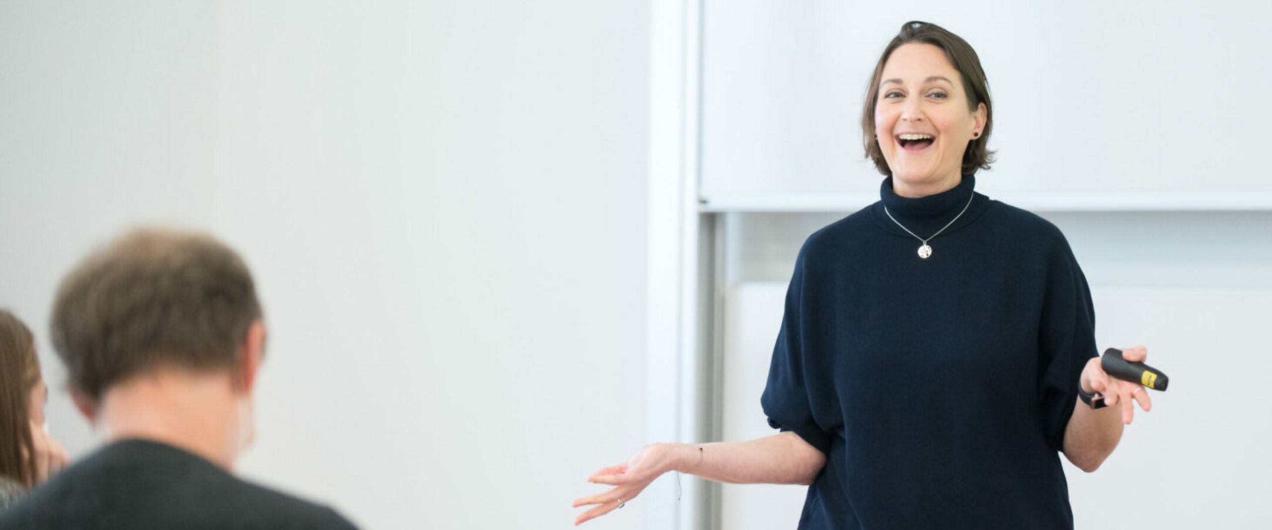 Eine Dozentin referiert vor Studierenden im Studiengang ATW-Physiotherapie