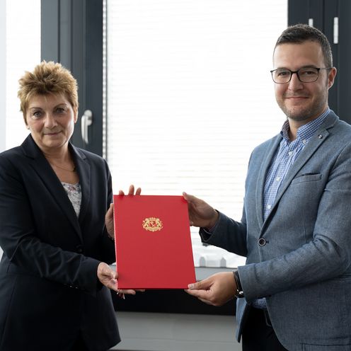 Prof. Dr. Erdem Galipoğlu (rechts) und Kanzlerin Christiane Claus anl&auml;sslich der &Uuml;bergabe der Ernennungsurkunde.