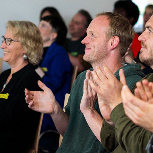 Nett & Work 2024. Das Publikum klatscht den Promovierenden Beifall.