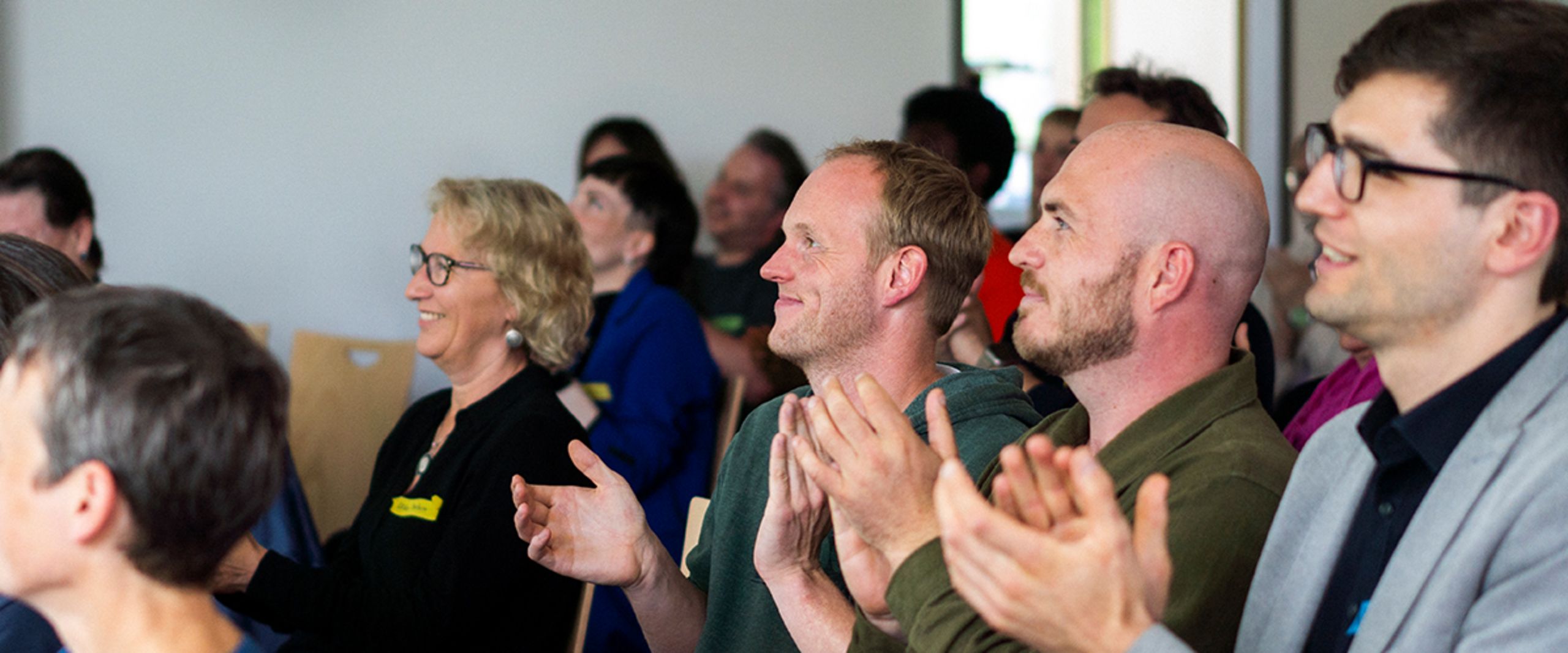 Nett & Work 2024. Das Publikum klatscht den Promovierenden Beifall.