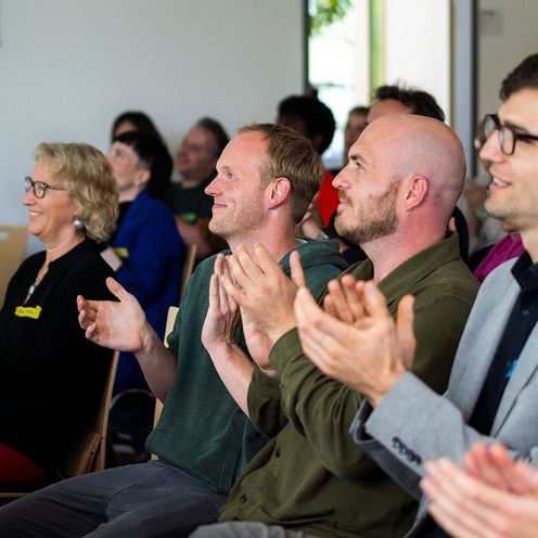 Nett & Work 2024. Das Publikum klatscht den Promovierenden Beifall.