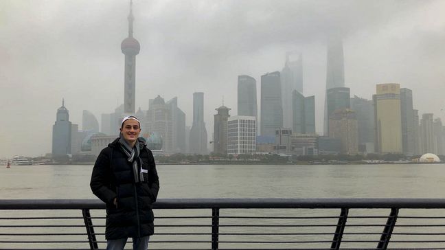 Robert A. Auslandssemester Studierender vor Skyline