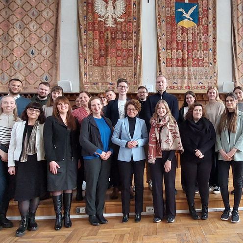 Eine Gruppe an Studierenden steht neben der B&uuml;rgermeisterin von Sopot