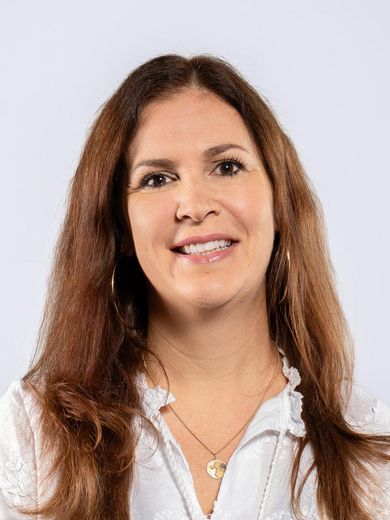 Auf dem Bild ist Yurena Nordquist zusehen. Sie hat lange braune Haare und tr&auml;gt eine wei&szlig;e Bluse. 