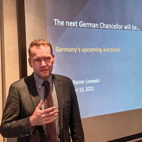 Herr Lisowski beim Halten eines Vortrags in Nairobi