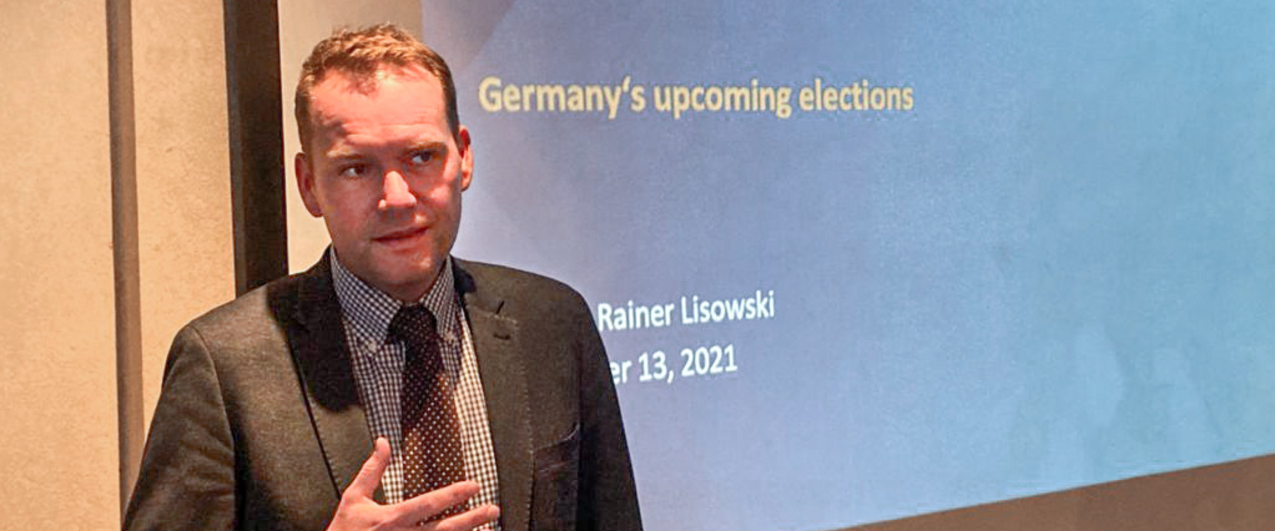 Herr Lisowski beim Halten eines Vortrags in Nairobi