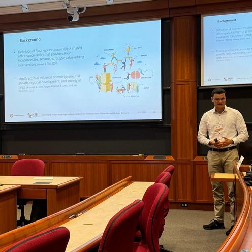 Adrian Toroslu pr&auml;sentiert seine Forschungsergebnisse bei der Open and User Innovation Conference