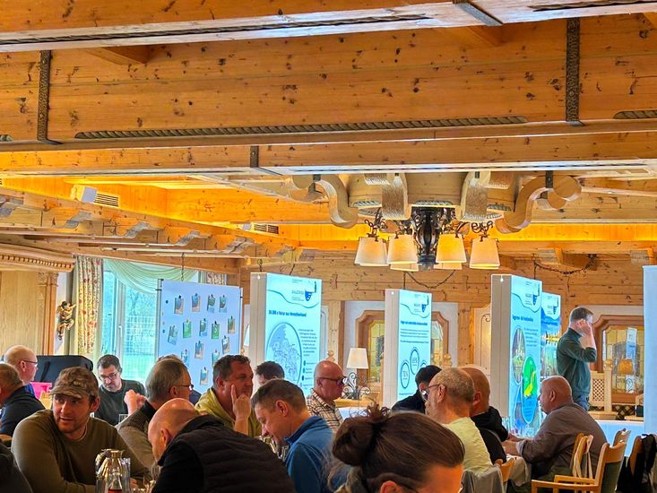 Praktiker-Tag für Nordrhein-Westfalen in Dülmen am 11.10.2025, Foto 1; Motiv: Beisammensitzen