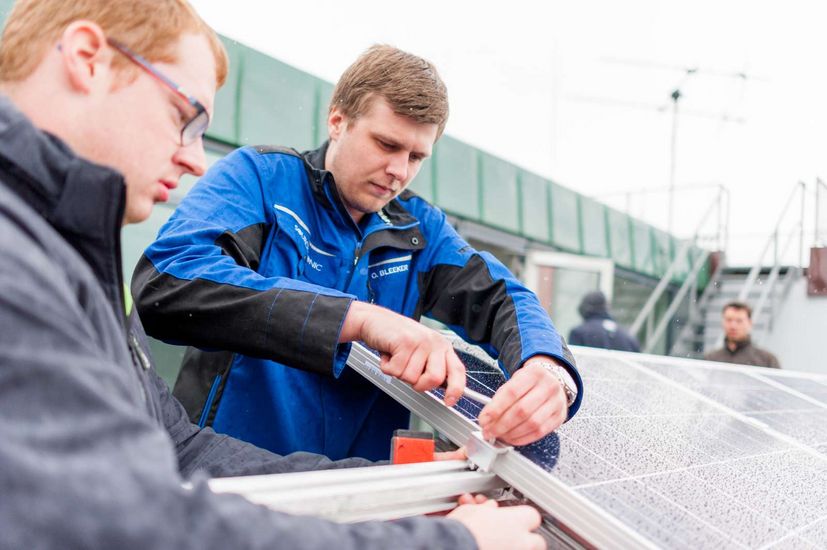 Zwei Studierende arbeiten an einer Photovoltaik-Anlage.