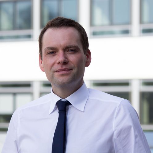 Portrait eines Mannes vor einem Geb&auml;ude