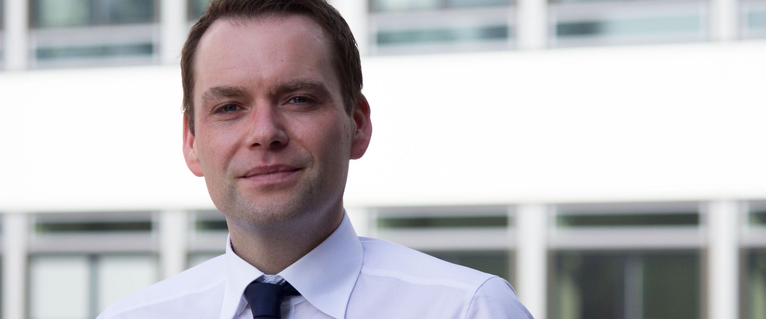 Portrait eines Mannes vor einem Geb&auml;ude