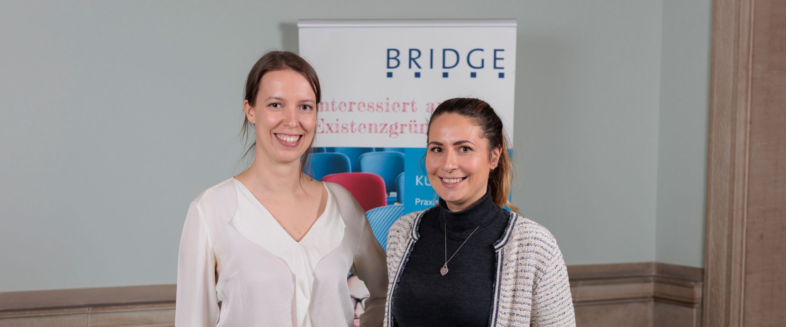 CAMPUSiDEEN 2022 Zwei junge Frauen lächeln in die Kamera.