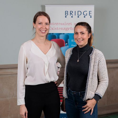 Zwei junge Frauen l&auml;cheln in die Kamera.