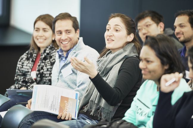 Starting your career in Germany eine Gruppe internationaler Studierender diskutiert