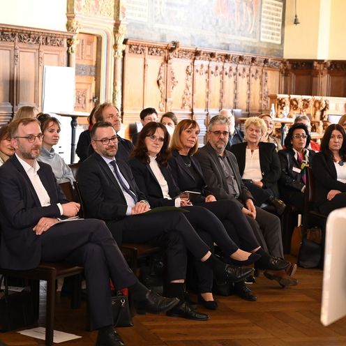 Festlich angezogenen Menschen sitzen im Rathaus. Die Beteiligten des Projektes (von links): Prof. Dr. Matthias Zündel (Koordinator Integrierter Gesundheitscampus Bremen), Staatsrat Tim Cordßen-Ryglewski, Prof. Dr.-Ing. Maren Petersen (Konrektorin für Lehre und Studium Uni Bremen), Dr. Sabina Schoefer (Konrektorin für Digitalisierung, Hochschule Bremen), Prof. Dr. Heinz Rothgang (SOCIUM Forschungszentrum Ungleichheit und Sozialpolitik).
