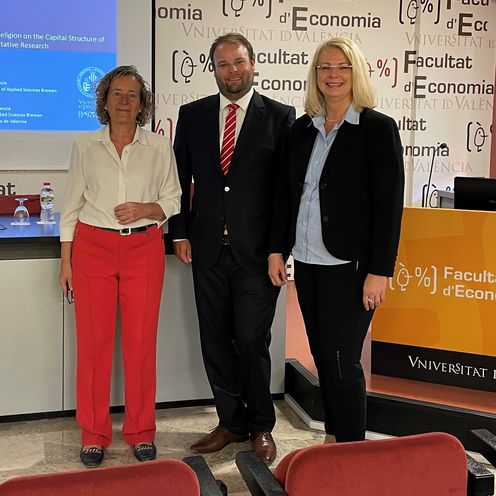 Drei Personen, 2 Frauen, ein Mann l&auml;cheln in die Kamera. Auf dem Foto (von links): Prof. Dr. Maria Iborra Juan (Universitat de Val&egrave;ncia), Dr. Markus Wienbreyer und Carola Spiecker-Lampe (Hochschule Bremen). 