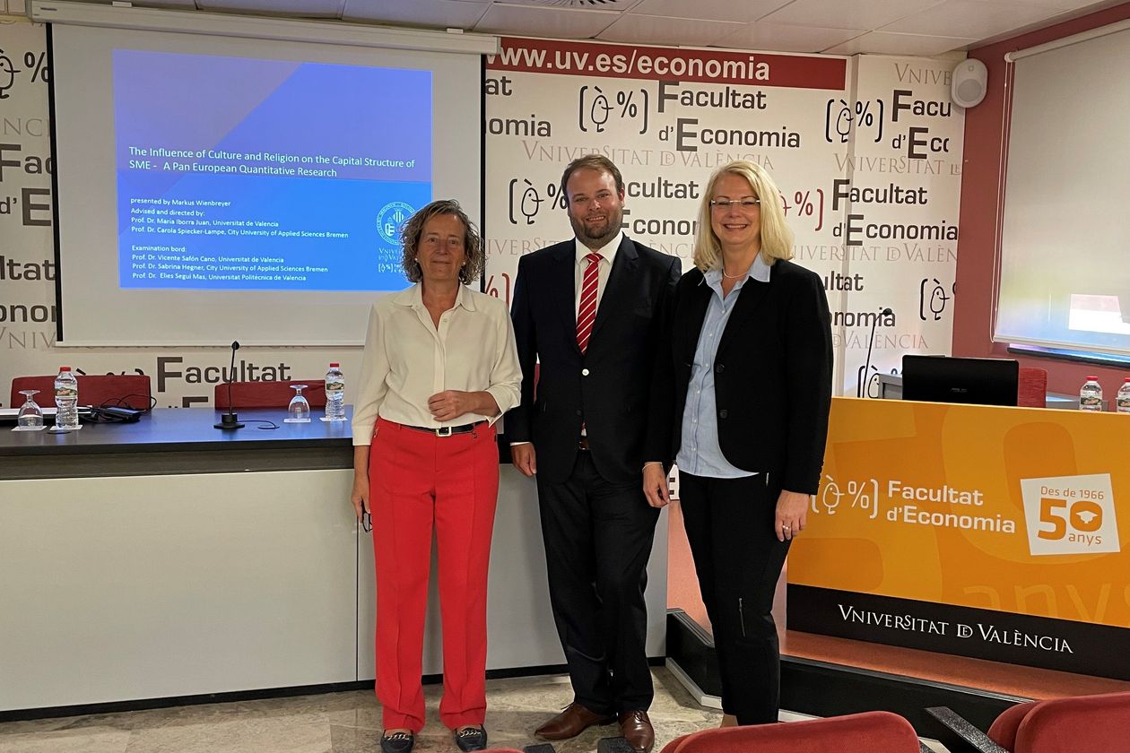 Drei Personen, 2 Frauen, ein Mann lächeln in die Kamera. Auf dem Foto (von links): Prof. Dr. Maria Iborra Juan (Universitat de València), Dr. Markus Wienbreyer und Carola Spiecker-Lampe (Hochschule Bremen). 