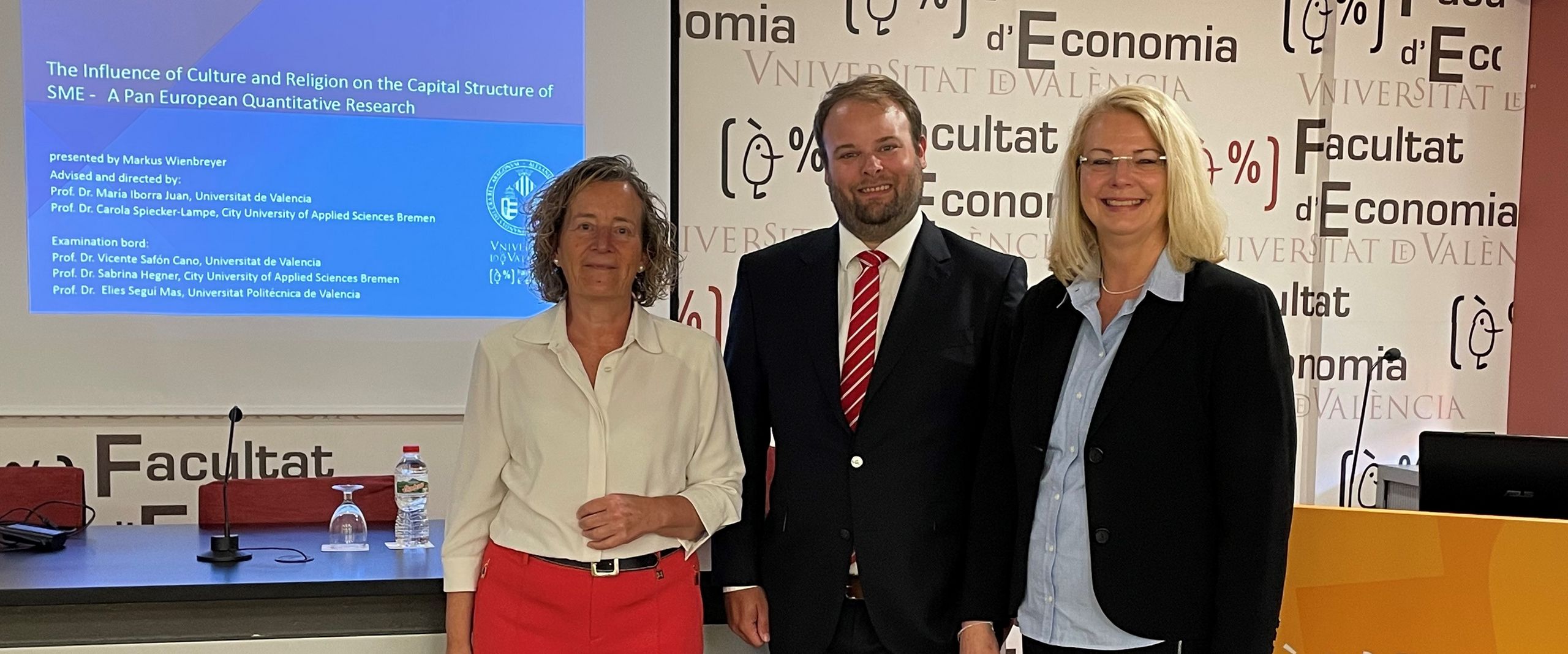 Drei Personen, 2 Frauen, ein Mann lächeln in die Kamera. Auf dem Foto (von links): Prof. Dr. Maria Iborra Juan (Universitat de València), Dr. Markus Wienbreyer und Carola Spiecker-Lampe (Hochschule Bremen). 