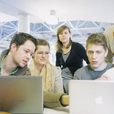 HSB-Studierende lernen am Laptop